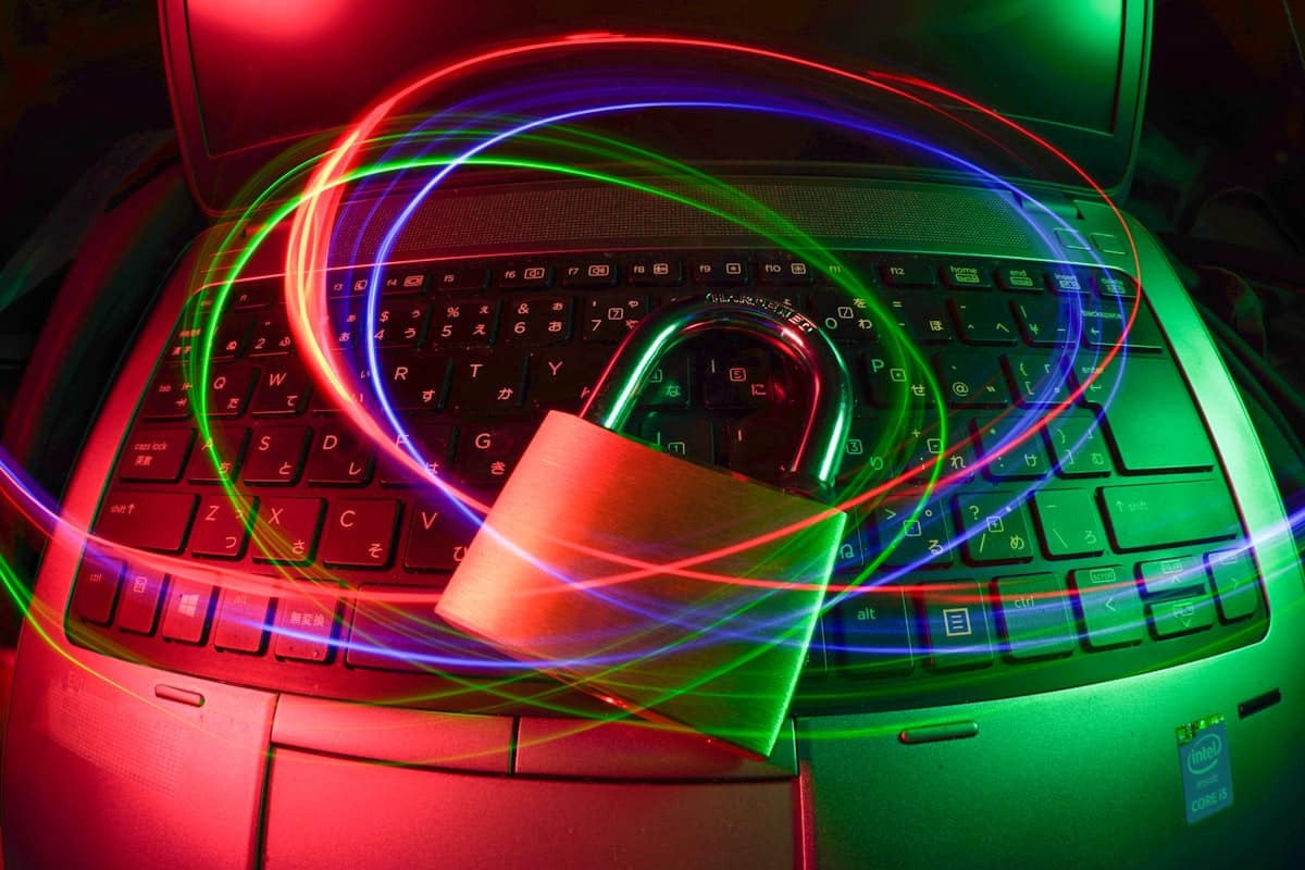 Lucchetto su un computer portatile, simbolo della sicurezza dei dati delle riunioni registrate con AI