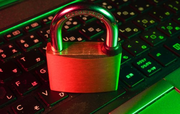 Lucchetto su una tastiera, simbolo di accesso sicuro e identita digitale