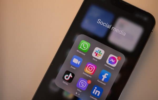 Smartphone che mostra un breve video verticale, simbolo dei contenuti social generati dall intelligenza artificiale