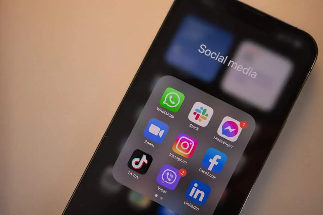 Smartphone che mostra un breve video verticale, simbolo dei contenuti social generati dall intelligenza artificiale