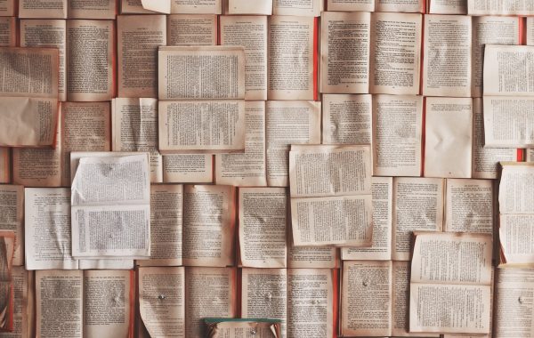 Libro aperto, immagine simbolica delle favole per bambini generate con l'intelligenza artificiale