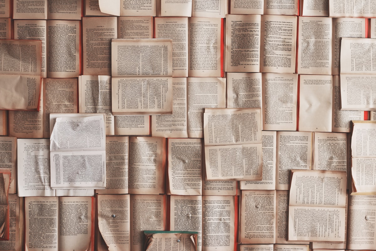 Libro aperto, immagine simbolica del confronto tra storie generate dall AI e racconti umani