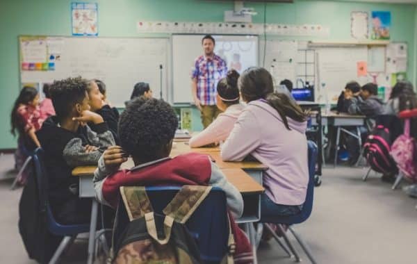 Studenti in aula che imparano a usare l'intelligenza artificiale