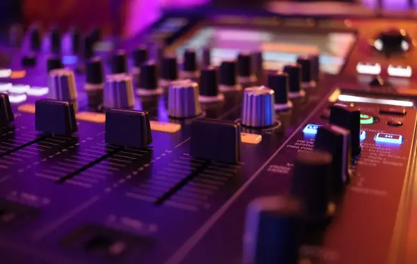 Console di missaggio audio in uno studio di registrazione musicale