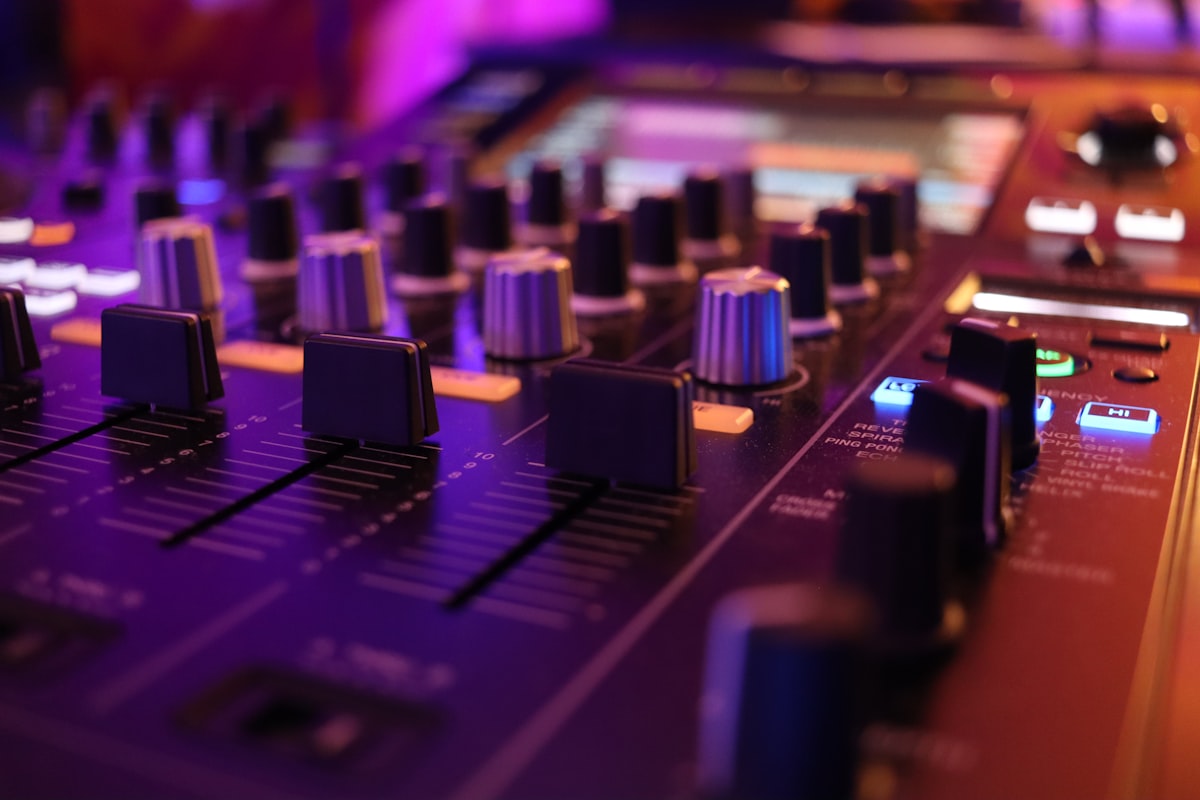 Console di missaggio audio in uno studio di registrazione musicale