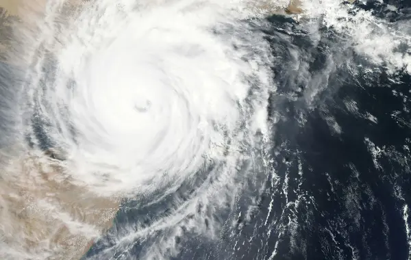 Vista satellitare di un ciclone tropicale sull'oceano, a rappresentare il modello AI WeatherNext 2 di Google DeepMind per la previsione dei cicloni