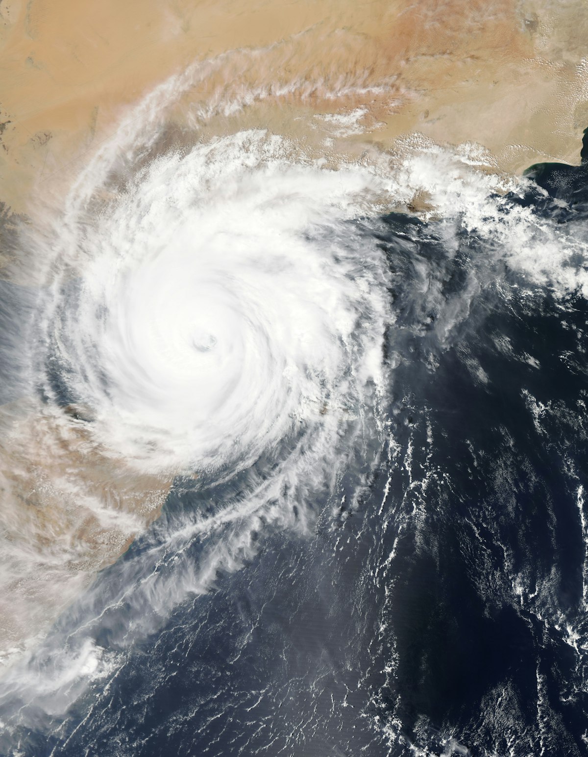 Vista satellitare di un ciclone tropicale sull'oceano, a rappresentare il modello AI WeatherNext 2 di Google DeepMind per la previsione dei cicloni