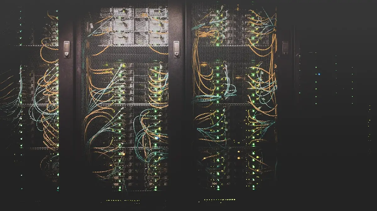 Rack di server in un data center con cablaggi e luci di stato