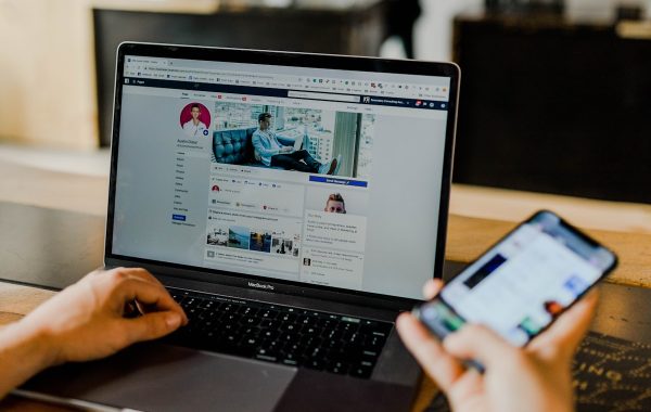 Persona che usa laptop e smartphone, immagine simbolica della pubblicità di Amazon dentro ChatGPT