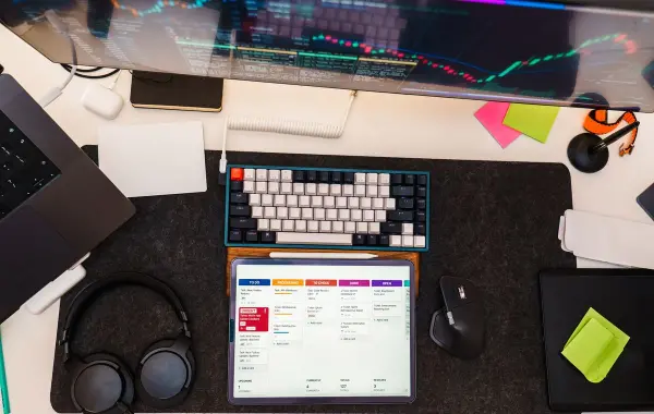 Postazione di lavoro digitale con laptop e strumenti di produttivita, immagine simbolica di Claude come assistente unico