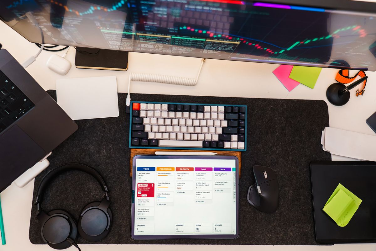 Postazione di lavoro digitale con laptop e strumenti di produttivita, immagine simbolica di Claude come assistente unico