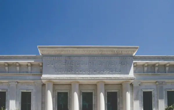 Facciata con colonne di un edificio giudiziario, simbolo della sentenza sul caso Anthropic contro il Pentagono