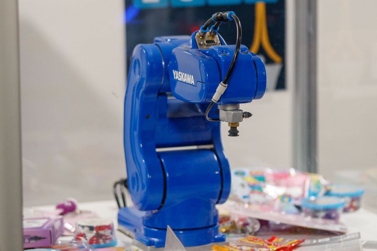 Braccio robotico industriale, simbolo dell'apprendimento per imitazione nella robotica