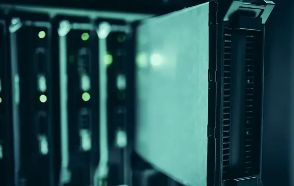 Corridoio di un data center con file di server e cavi, immagine simbolo dell infrastruttura per l intelligenza artificiale