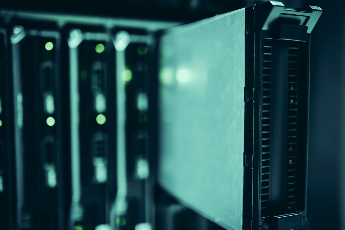 Corridoio di un data center con file di server e cavi, immagine simbolo dell infrastruttura per l intelligenza artificiale