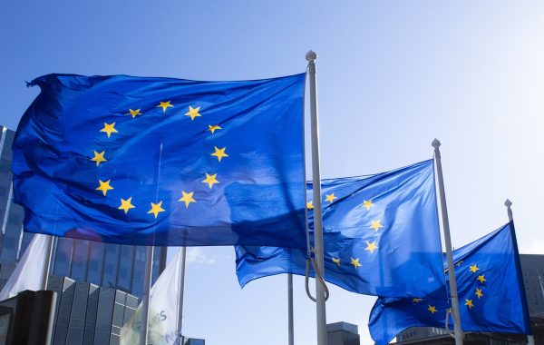 Bandiera dell'Unione europea, simbolo della regolamentazione UE su digitale e intelligenza artificiale