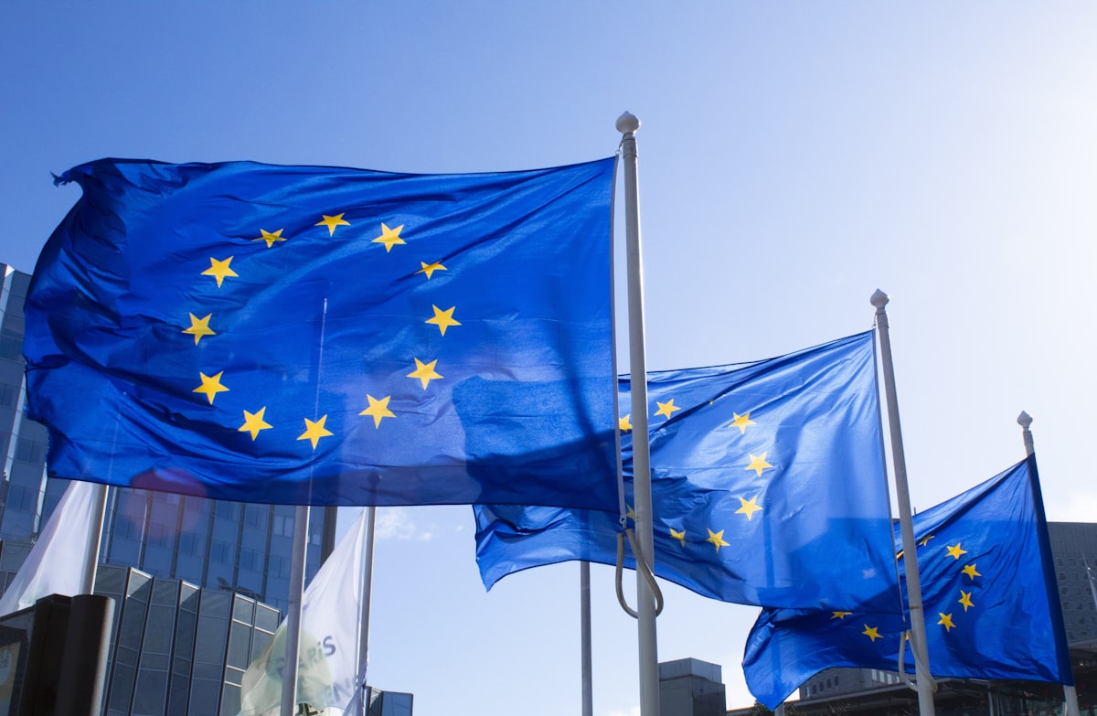 Bandiera dell'Unione europea, simbolo della regolamentazione UE su digitale e intelligenza artificiale