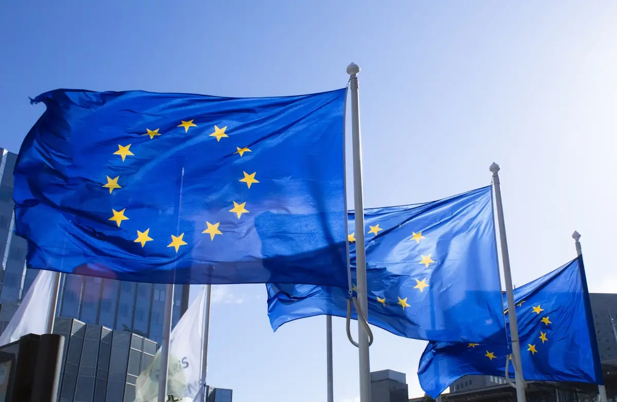 Bandiera dell'Unione europea, simbolo della regolamentazione UE su digitale e intelligenza artificiale