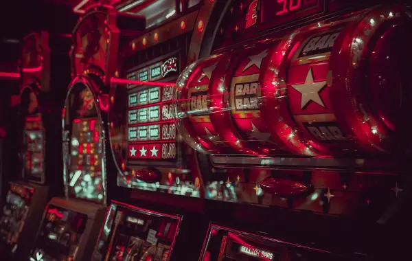 Primo piano di una slot machine illuminata, metafora del problema del bandito a più braccia nel reinforcement learning