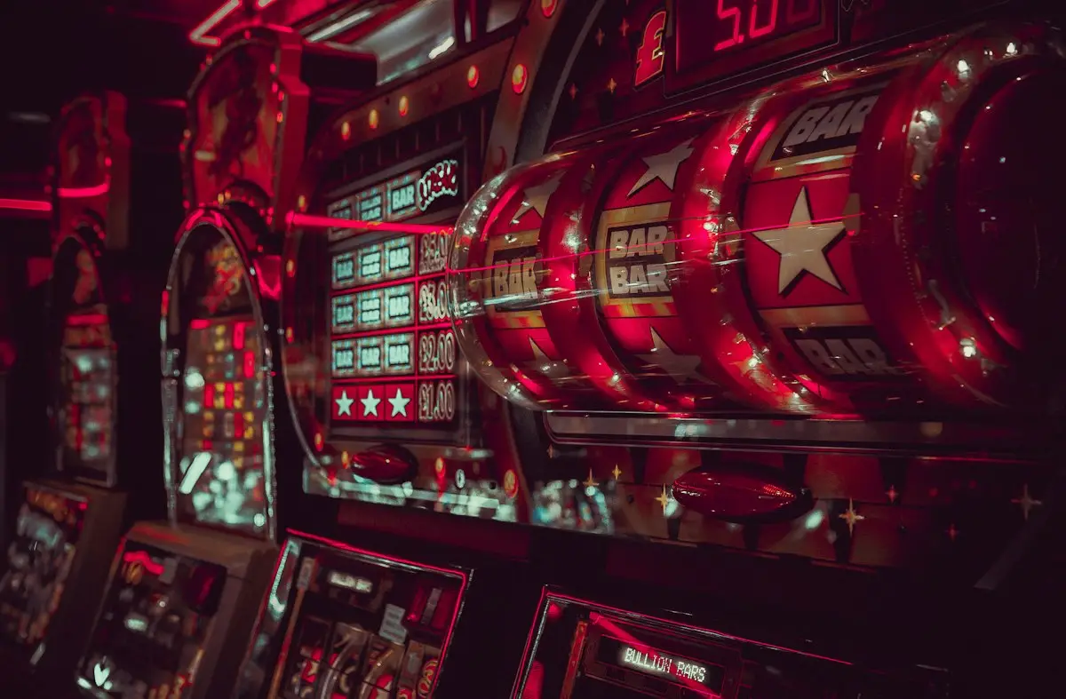 Primo piano di una slot machine illuminata, metafora del problema del bandito a più braccia nel reinforcement learning