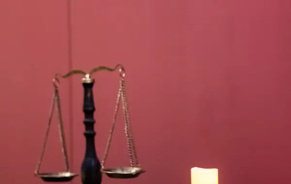Martelletto da giudice e bilancia della giustizia, immagine simbolo della causa antitrust contro le aziende di intelligenza artificiale