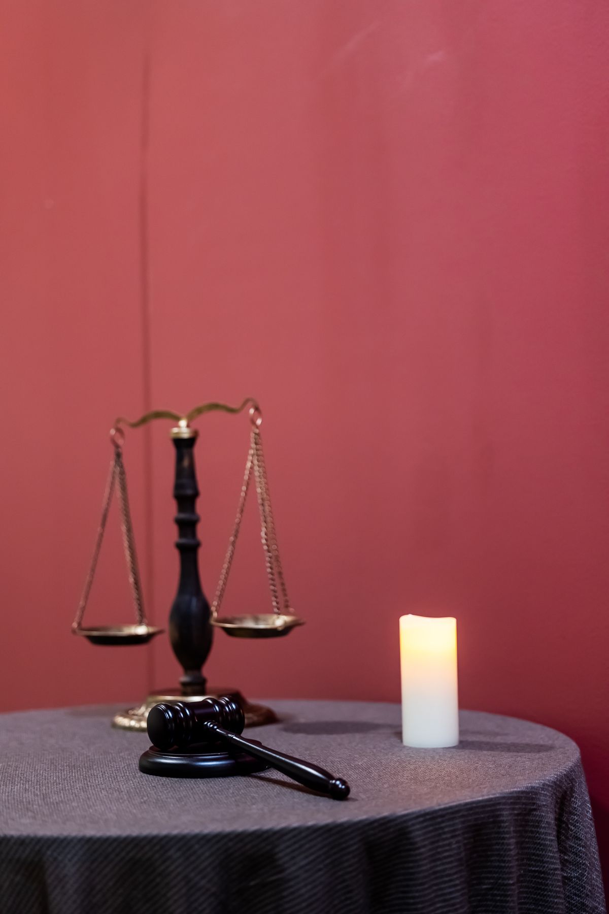 Martelletto da giudice e bilancia della giustizia, immagine simbolo della causa antitrust contro le aziende di intelligenza artificiale