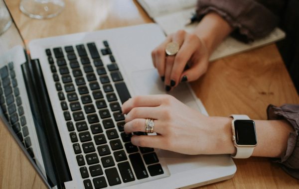Persona che scrive un documento al computer portatile