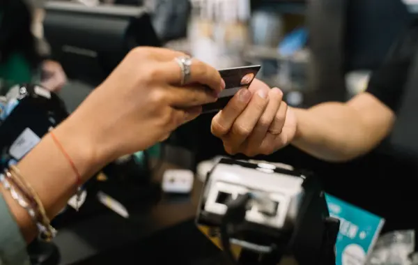 Carte di credito su un tavolo, simbolo del monitoraggio del punteggio di credito in ChatGPT