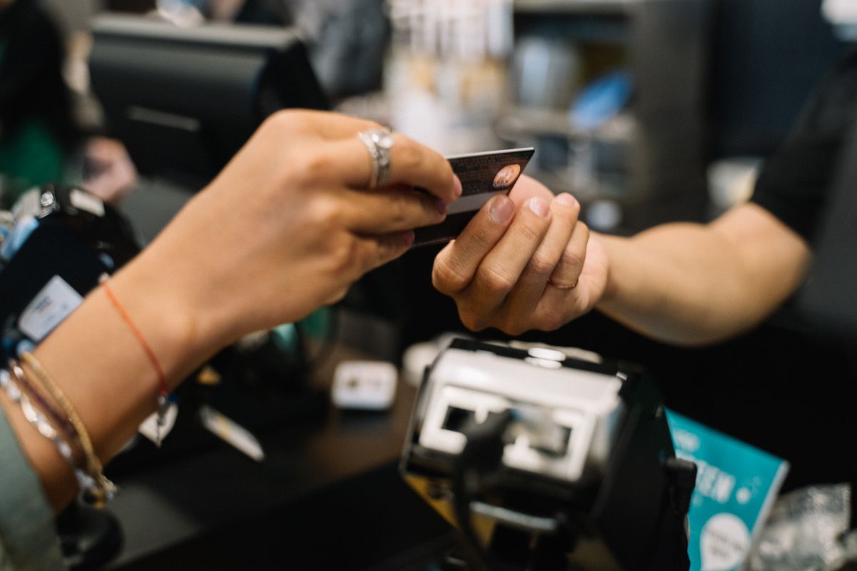 Carte di credito su un tavolo, simbolo del monitoraggio del punteggio di credito in ChatGPT