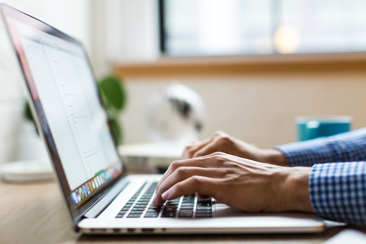 Persona che scrive al computer portatile, immagine simbolica della funzione Writing Style di ChatGPT