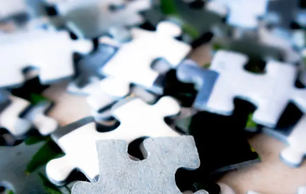 Tessere di un puzzle che si incastrano, metafora dei connettori e plugin di Claude Marketplace
