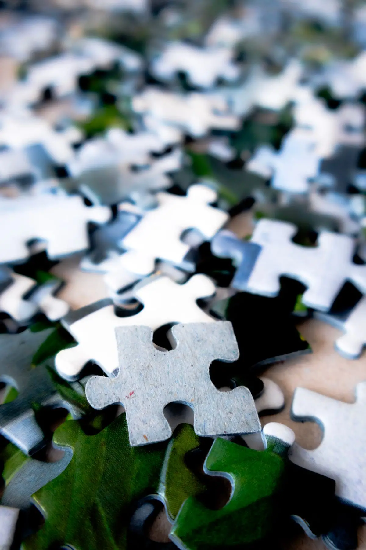 Tessere di un puzzle che si incastrano, metafora dei connettori e plugin di Claude Marketplace