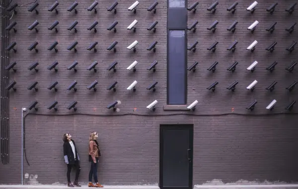 Concetto di cybersicurezza e sicurezza informatica: codice e schermo