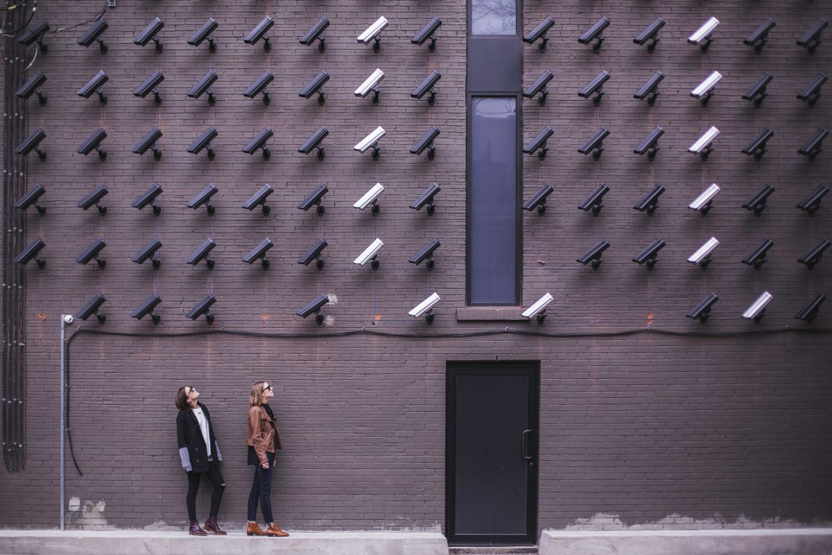 Concetto di cybersicurezza e sicurezza informatica: codice e schermo