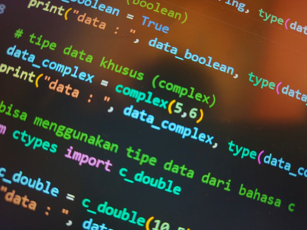 Codice di programmazione su uno schermo, simbolo di sviluppo software con modelli AI come Claude Sonnet 5.5