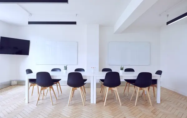 Sala conferenze con file di sedie, simbolo del briefing del Consiglio di sicurezza ONU sui rischi dell'intelligenza artificiale