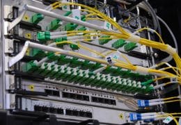 Cavi in fibra ottica collegati a uno switch di rete in un rack di data center per l'intelligenza artificiale