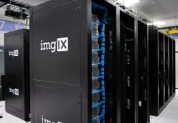 Rack di server in un data center, simbolo della potenza di calcolo per l'intelligenza artificiale