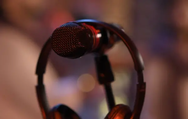 Microfono da studio per registrazione vocale, simbolo del doppiaggio con intelligenza artificiale
