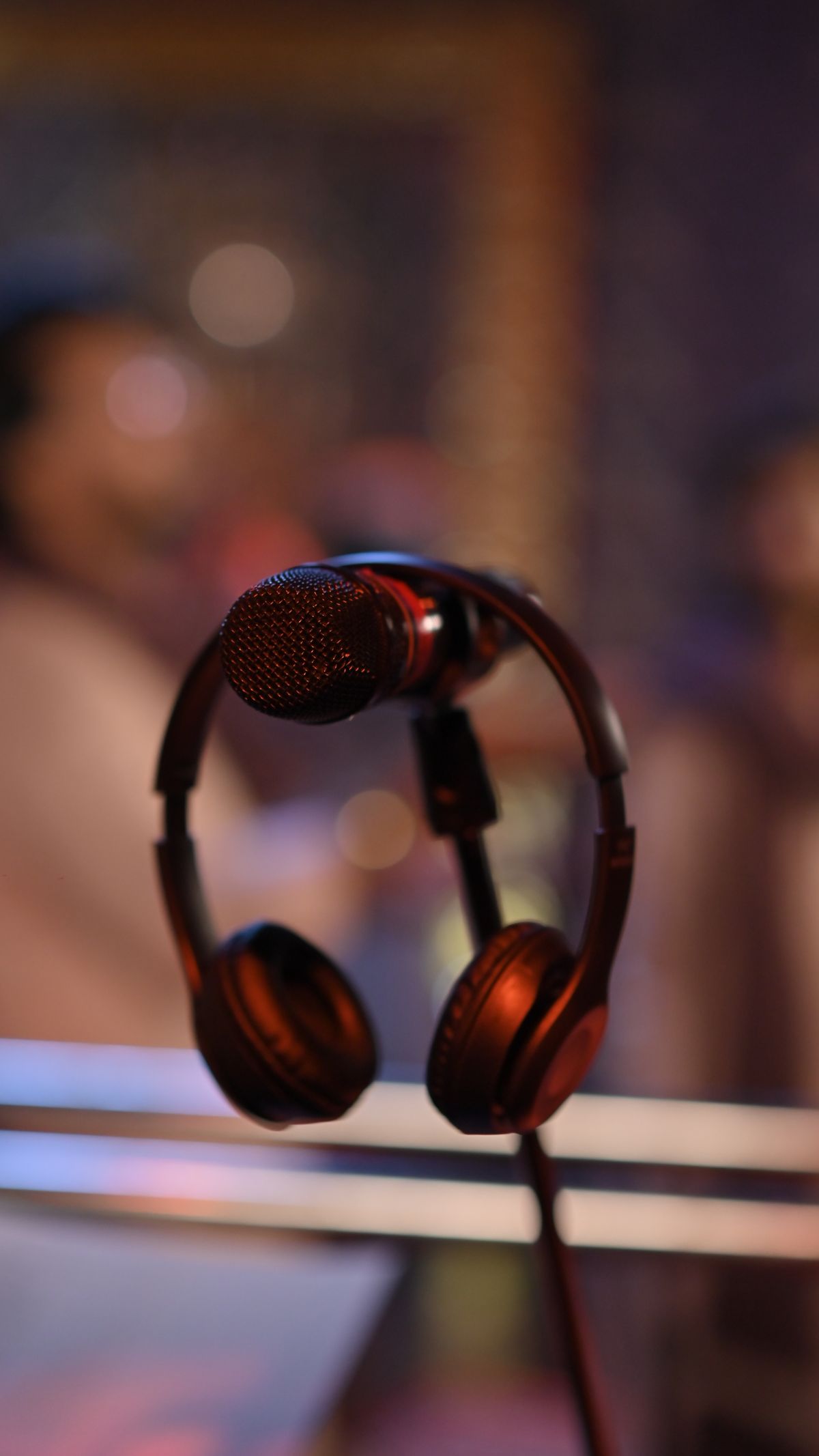 Microfono da studio per registrazione vocale, simbolo del doppiaggio con intelligenza artificiale