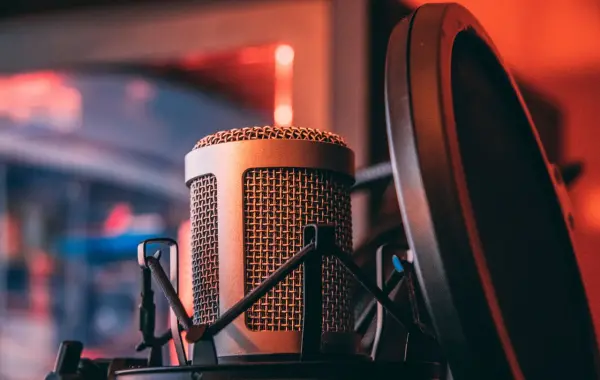 Microfono da studio professionale, simbolo della nuova sintesi vocale AI Eleven v4 di ElevenLabs
