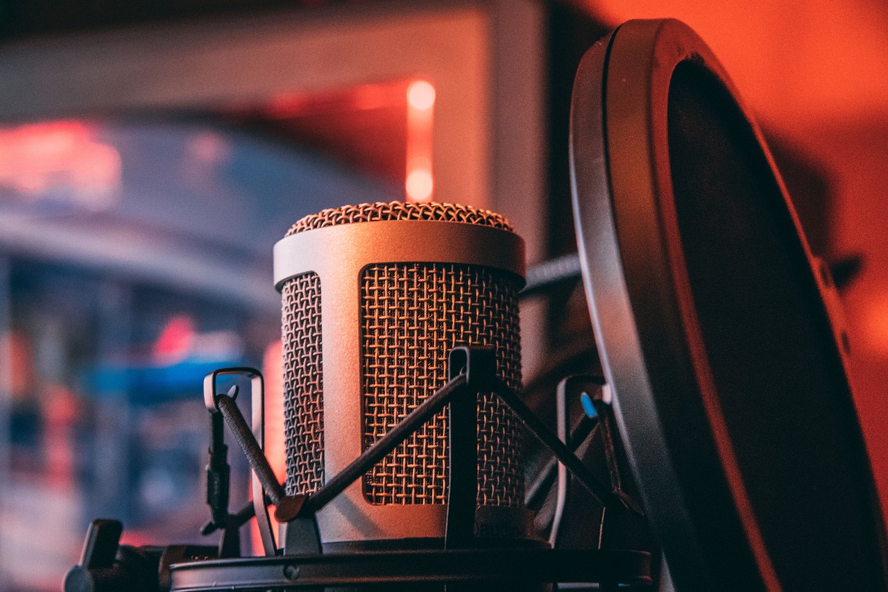 Microfono da studio professionale, simbolo della nuova sintesi vocale AI Eleven v4 di ElevenLabs