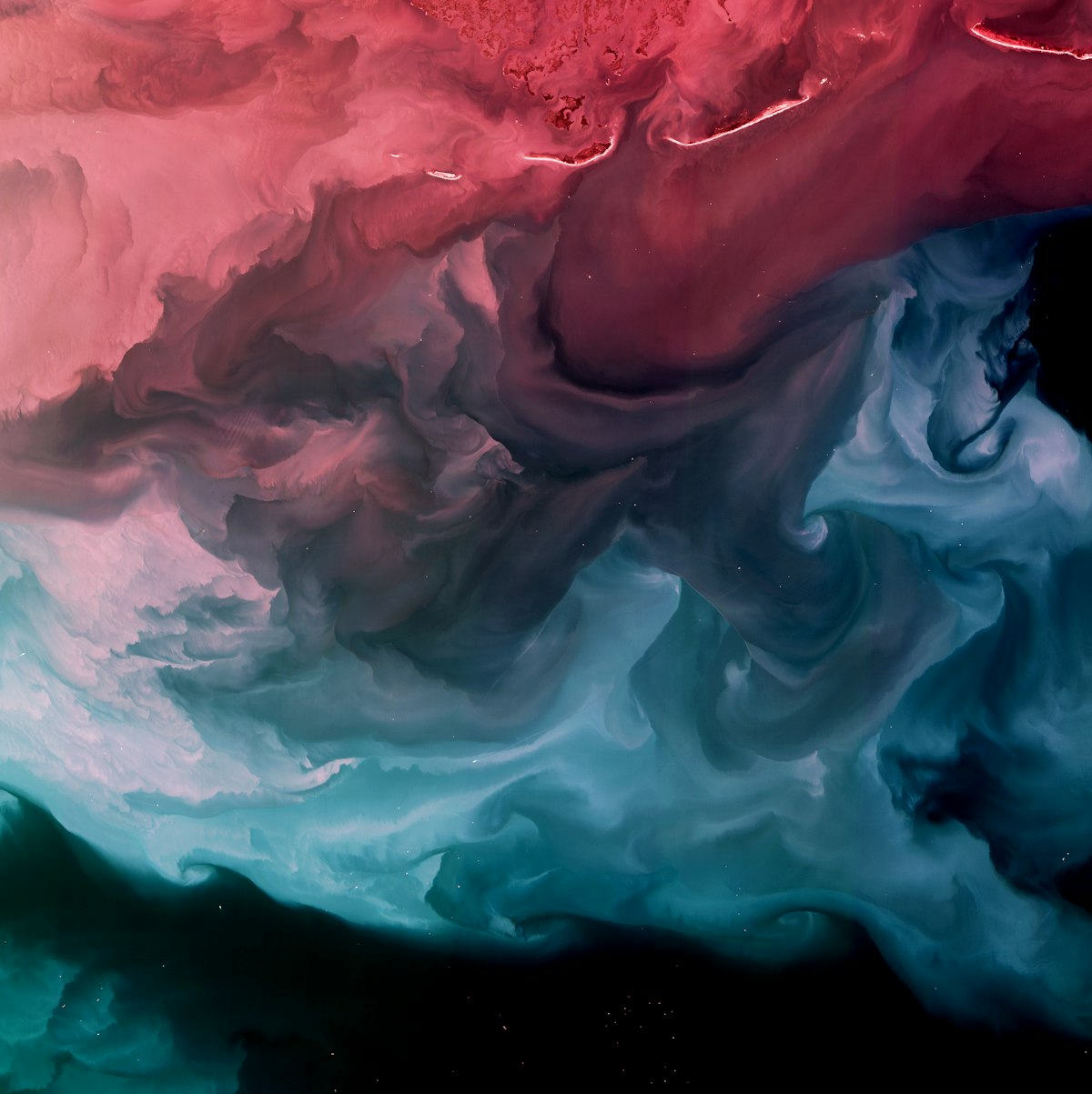 Vortici astratti di un fluido colorato che richiamano la dinamica delle equazioni di Eulero