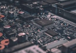 Primo piano di un circuito stampato che rappresenta i chip per l'inferenza AI di Euclyd