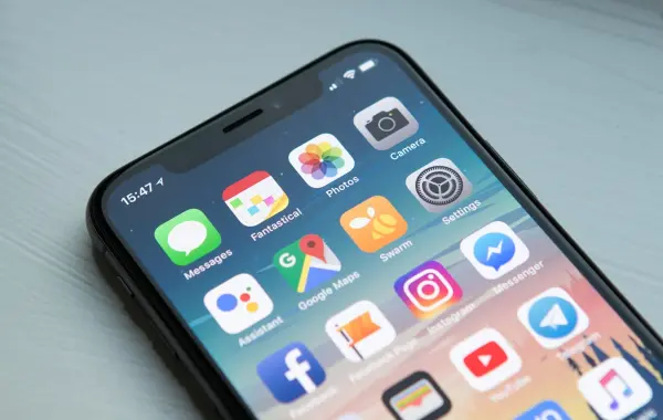 Smartphone appoggiato su una superficie neutra, simbolo del nuovo iPhone e delle funzioni di intelligenza artificiale