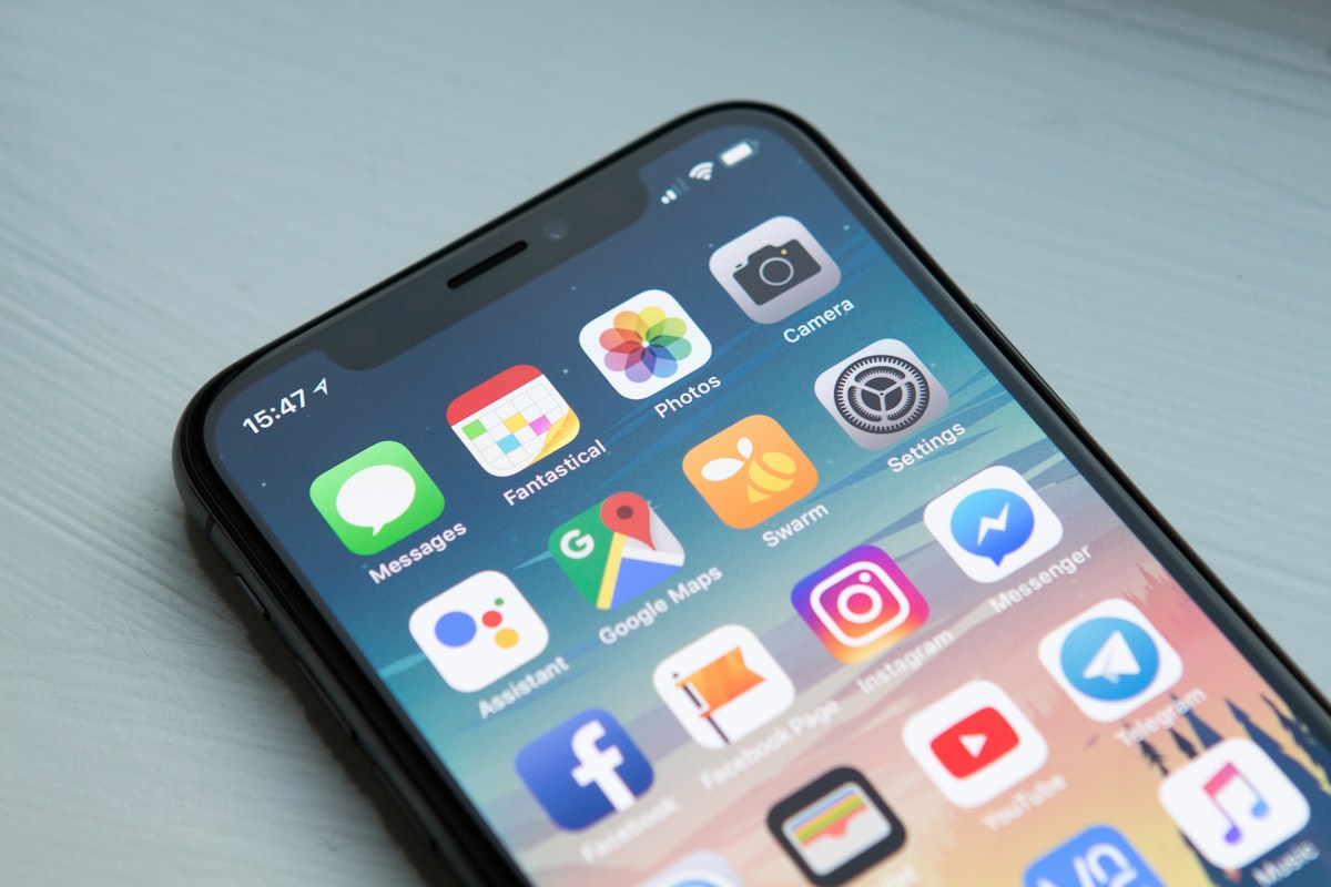 Smartphone appoggiato su una superficie neutra, simbolo del nuovo iPhone e delle funzioni di intelligenza artificiale