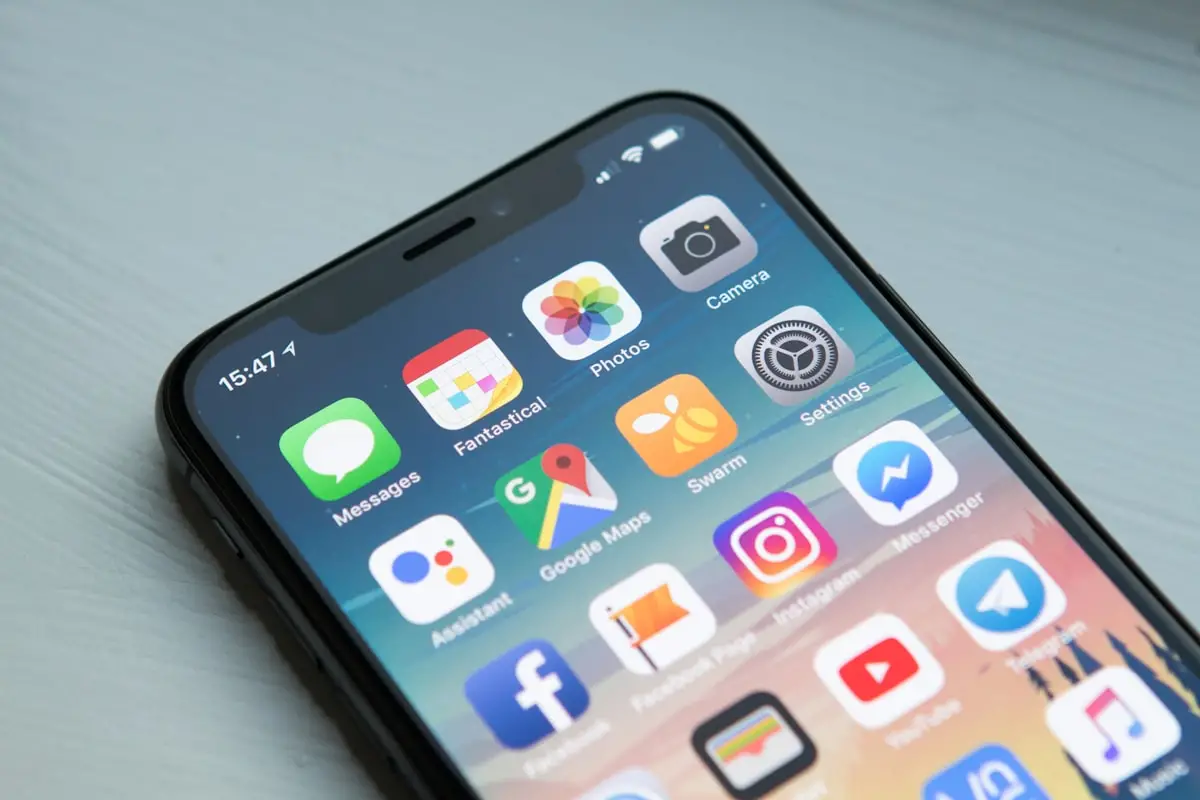 Smartphone appoggiato su una superficie neutra, simbolo del nuovo iPhone e delle funzioni di intelligenza artificiale