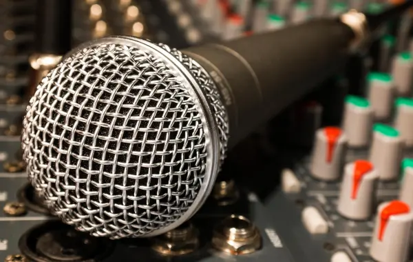 Microfono da studio di registrazione, simbolo della sintesi vocale di Gemini 3.8 Flash TTS