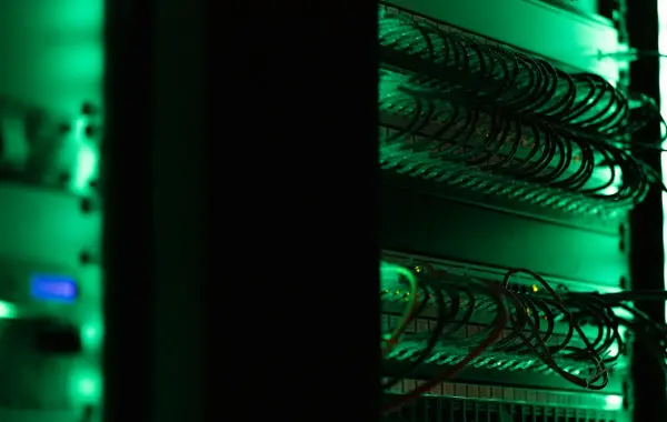 Rack di server con cavi di rete illuminati di verde in un data center