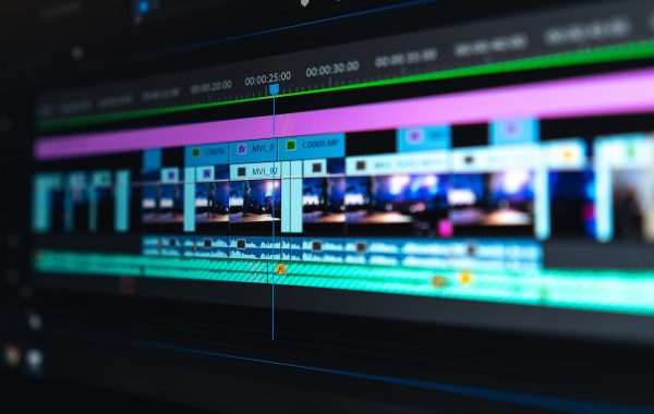 Timeline di montaggio video su schermo scuro, a rappresentare l'analisi video con intelligenza artificiale